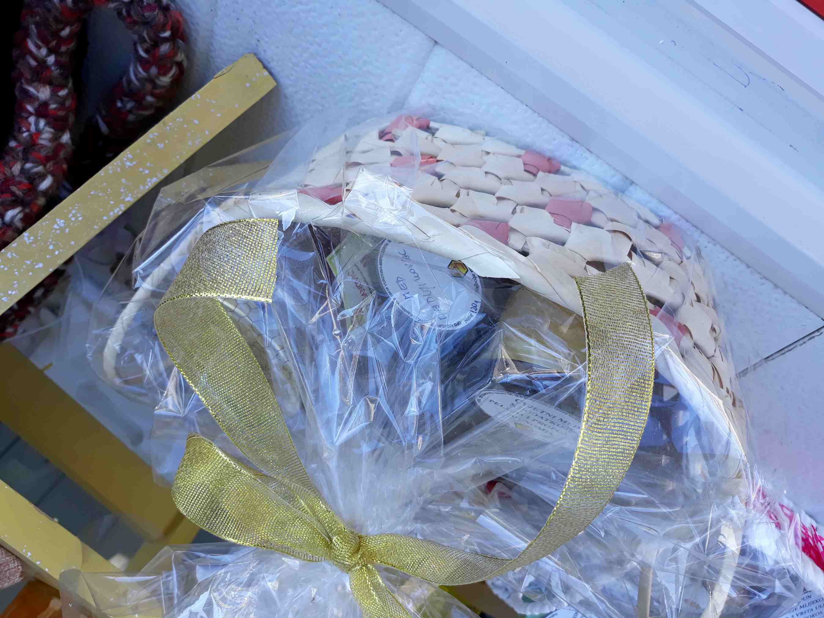 Pletena košarica s raznim medovima